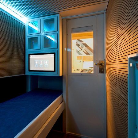 Resting Pods - Zzzleepandgo Modlin Airport Wmi Hotell Nowy Dwór Mazowiecki Eksteriør bilde